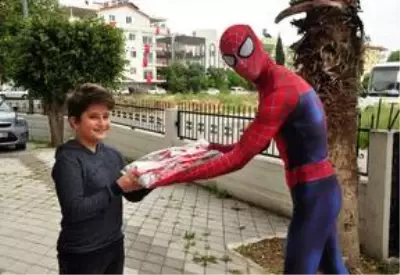 Antalyalı Örümcek Adam 23 Nisan'da çocukları sevindirdi Antalyalı Örümcek Adam 23 Nisan'da çocukları sevindirdi
