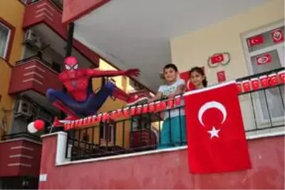 Antalyalı Örümcek Adam 23 Nisan'da çocukları sevindirdi Antalyalı Örümcek Adam 23 Nisan'da çocukları sevindirdi