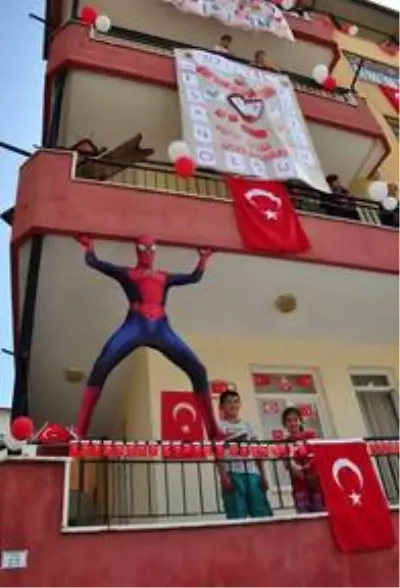 Antalyalı Örümcek Adam 23 Nisan'da çocukları sevindirdi Antalyalı Örümcek Adam 23 Nisan'da çocukları sevindirdi