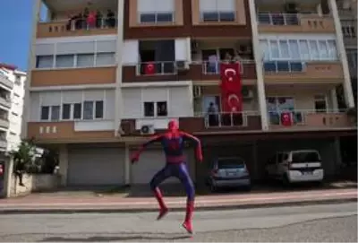 Antalyalı Örümcek Adam 23 Nisan'da çocukları sevindirdi Antalyalı Örümcek Adam 23 Nisan'da çocukları sevindirdi