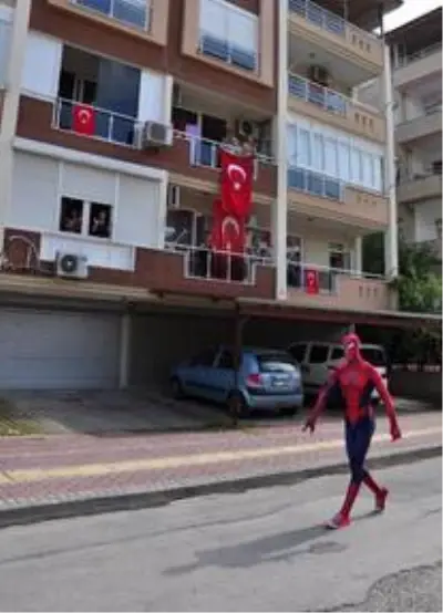 Antalyalı Örümcek Adam 23 Nisan'da çocukları sevindirdi Antalyalı Örümcek Adam 23 Nisan'da çocukları sevindirdi