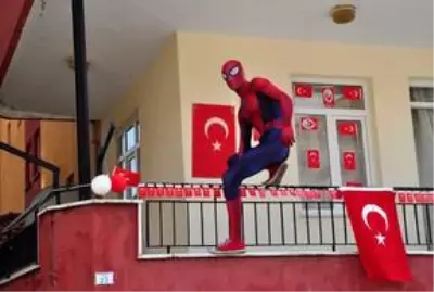 Antalyalı Örümcek Adam 23 Nisan'da çocukları sevindirdi Antalyalı Örümcek Adam 23 Nisan'da çocukları sevindirdi