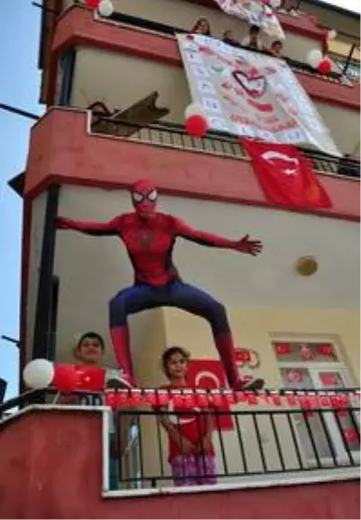 Antalyalı Örümcek Adam 23 Nisan'da çocukları sevindirdi Antalyalı Örümcek Adam 23 Nisan'da çocukları sevindirdi