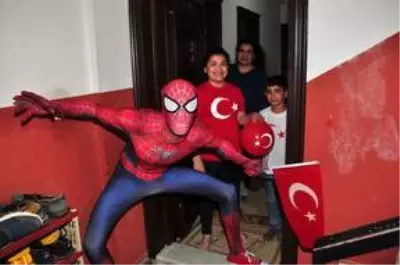 Antalyalı Örümcek Adam 23 Nisan'da çocukları sevindirdi Antalyalı Örümcek Adam 23 Nisan'da çocukları sevindirdi