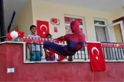 Antalyalı Örümcek Adam 23 Nisan'da çocukları sevindirdi Antalyalı Örümcek Adam 23 Nisan'da çocukları sevindirdi