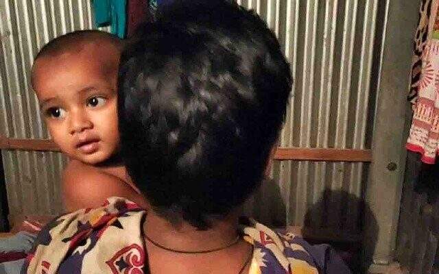 Bangladeş'te koronavirüs nedeniyle iş bulamayan anne, saçını satıp bebeğine süt aldı