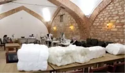 Başkanın eşi maske dikerek destek oluyor