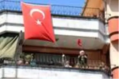 Belediye hoparlöründen okunan İstiklal Marşı'na balkonlardan eşlik edildi.