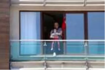 Belediye hoparlöründen okunan İstiklal Marşı'na balkonlardan eşlik edildi.