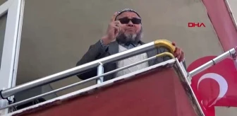 ÇANAKKALE Yaşlı adam sokağa çıkamadı, balkondan İstiklal Marşı'nı okudu