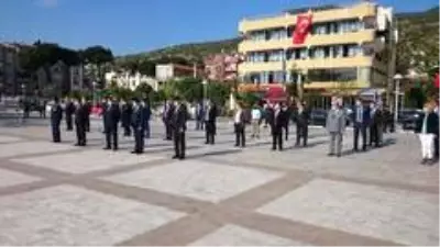 Çocuklar bayrama sesleriyle eşlik ettiler Çocuklar bayrama sesleriyle eşlik ettiler