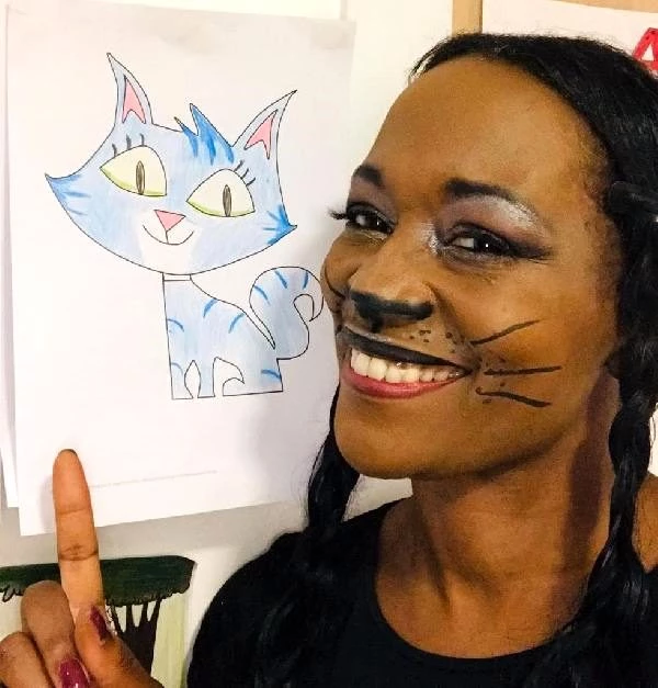 Della Miles, sokağa çıkamayan çocuklar için yüzüne kedi figürü çizerek