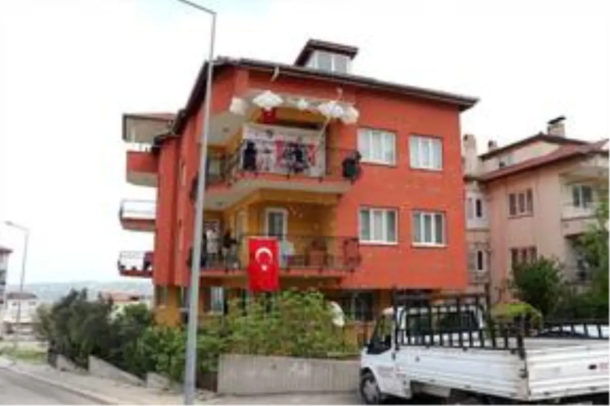 Denizlili animatör çiftten, balkonda 'baloncuk gösterisi'