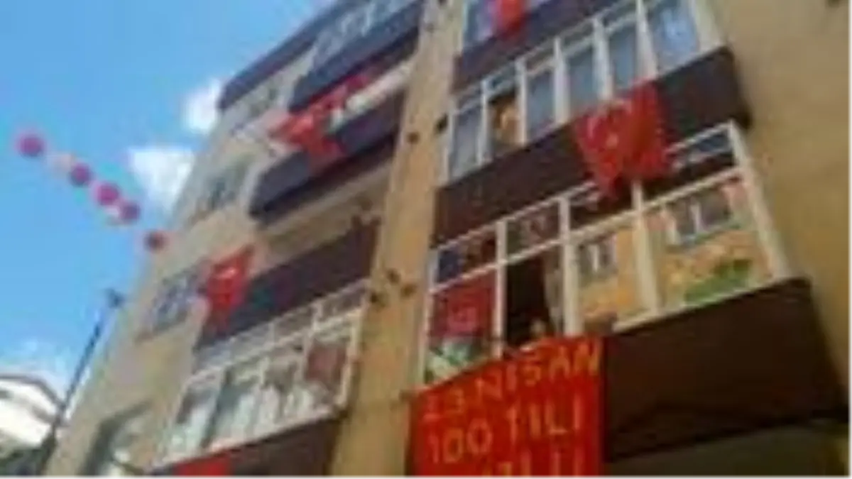 Evde kalan çocukların balkonlardaki 23 Nisan coşkusu! Hep bir ağızdan söylediler