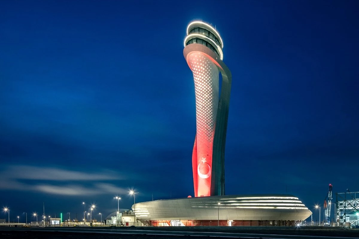 istanbul havalimani hava trafik kontrol kulesi kirmizi beyaz renklere burundu