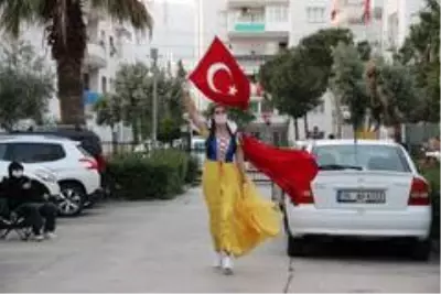 İzmir'de 23 Nisan coşkusu balkonlarda kutlandı