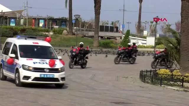 İzmir polisi, bayramı evde kutlayan çocukları unutmadı Haberler