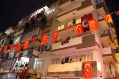 İzmirliler İstiklal Marşı'nı hep bir ağızdan balkonlarda okudu