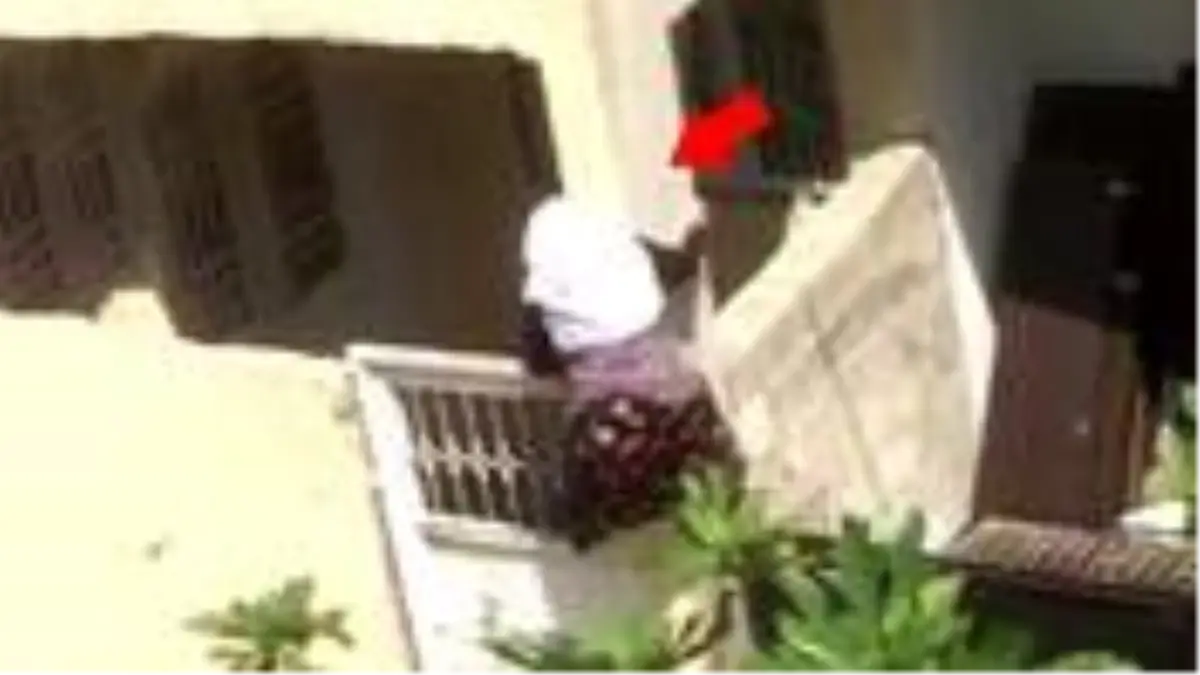 Karantinadan sıkılan 75'lik nine sokağa çıkmak için örümcek gibi tırmandı