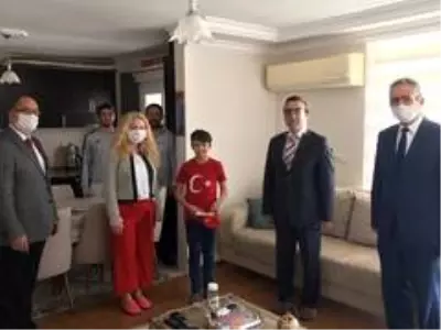 Kaymakam Yücel minik öğrencileri evlerinde ziyaret etti Kaymakam Yücel minik öğrencileri evlerinde ziyaret etti