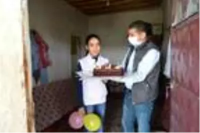 Kaymakamdan 23 Nisan çocuklarına doğum günü sürprizi Kaymakamdan 23 Nisan çocuklarına doğum günü sürprizi