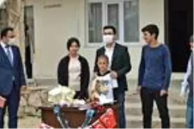 Kaymakamdan 23 Nisan çocuklarına doğum günü sürprizi Kaymakamdan 23 Nisan çocuklarına doğum günü sürprizi