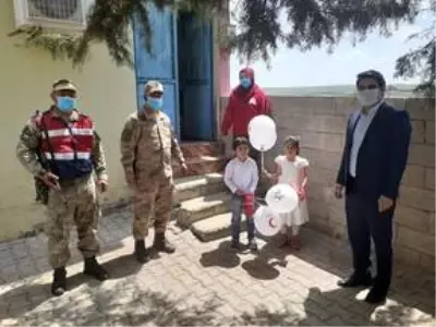 Kızılay ve jandarma ekipleri köydeki çocuklar için etkinlik yaptı Kızılay ve jandarma ekipleri köydeki çocuklar için etkinlik yaptı