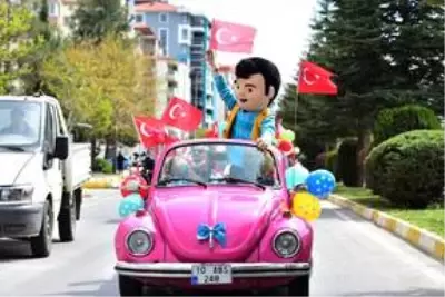 Klasik araçlarla mahalleleri gezip 23 Nisan'ı kutladılar Klasik araçlarla mahalleleri gezip 23 Nisan'ı kutladılar