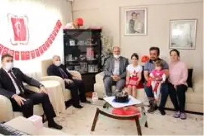 Kula'da 23 Nisan doğumlu çocuklara sürpriz kutlama Kula'da 23 Nisan doğumlu çocuklara sürpriz kutlama