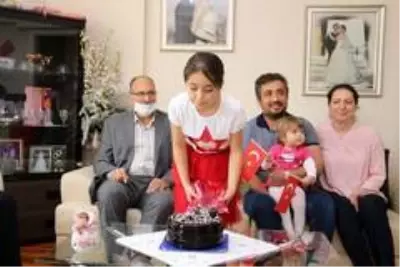 Kula'da 23 Nisan doğumlu çocuklara sürpriz kutlama Kula'da 23 Nisan doğumlu çocuklara sürpriz kutlama