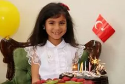Kula'da 23 Nisan doğumlu çocuklara sürpriz kutlama Kula'da 23 Nisan doğumlu çocuklara sürpriz kutlama
