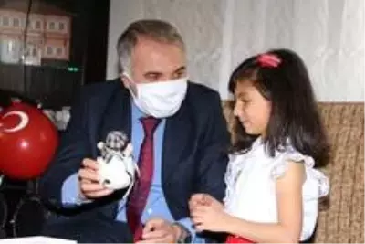 Kula'da 23 Nisan doğumlu çocuklara sürpriz kutlama Kula'da 23 Nisan doğumlu çocuklara sürpriz kutlama