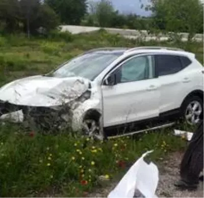 Manevra yapan traktöre çarpan otomobil sürücüsü yaralandı