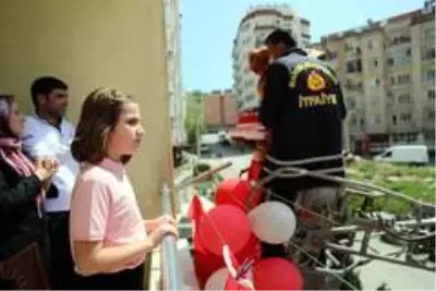 Mardin'de 23 Nisan doğumlu çocuklara sürpriz kutlama Mardin'de 23 Nisan doğumlu çocuklara sürpriz kutlama
