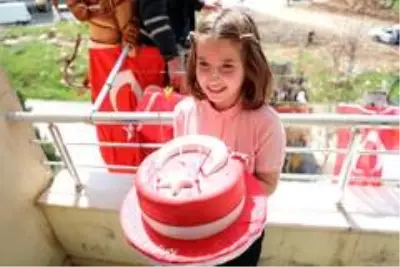 Mardin'de 23 Nisan doğumlu çocuklara sürpriz kutlama Mardin'de 23 Nisan doğumlu çocuklara sürpriz kutlama
