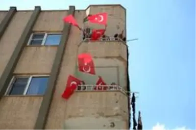 Mardin'de 23 Nisan doğumlu çocuklara sürpriz kutlama Mardin'de 23 Nisan doğumlu çocuklara sürpriz kutlama
