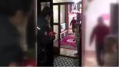 Marya, polislerden evini süslemek için bayrak istedi Marya, polislerden evini süslemek için bayrak istedi