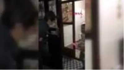 Marya, polislerden evini süslemek için bayrak istedi Marya, polislerden evini süslemek için bayrak istedi