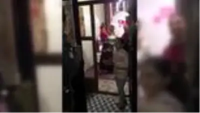 Marya, polislerden evini süslemek için bayrak istedi Marya, polislerden evini süslemek için bayrak istedi