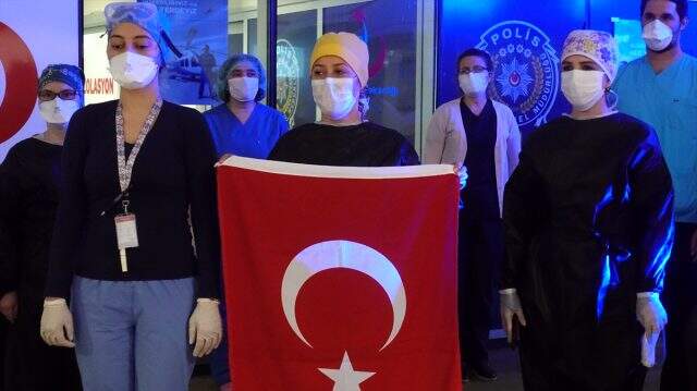 Milyonlar hep bir ağızdan İstiklâl Marşımızı söyledi