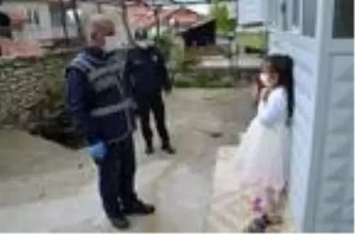 Minik Ahsen, polisleri eve davet edip, tatlı ve mercimek köftesi ikram etti