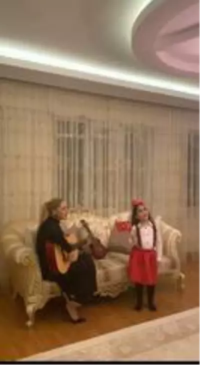 Minik GKV'liler evlerini balkonlarını bayram yerine çevirdi Minik GKV'liler evlerini balkonlarını bayram yerine çevirdi