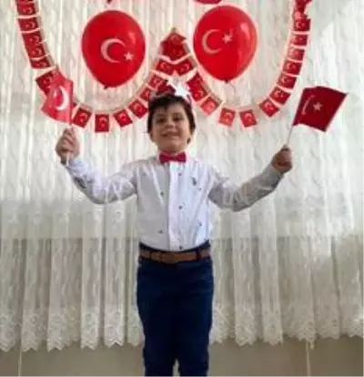Minik GKV'liler evlerini balkonlarını bayram yerine çevirdi Minik GKV'liler evlerini balkonlarını bayram yerine çevirdi