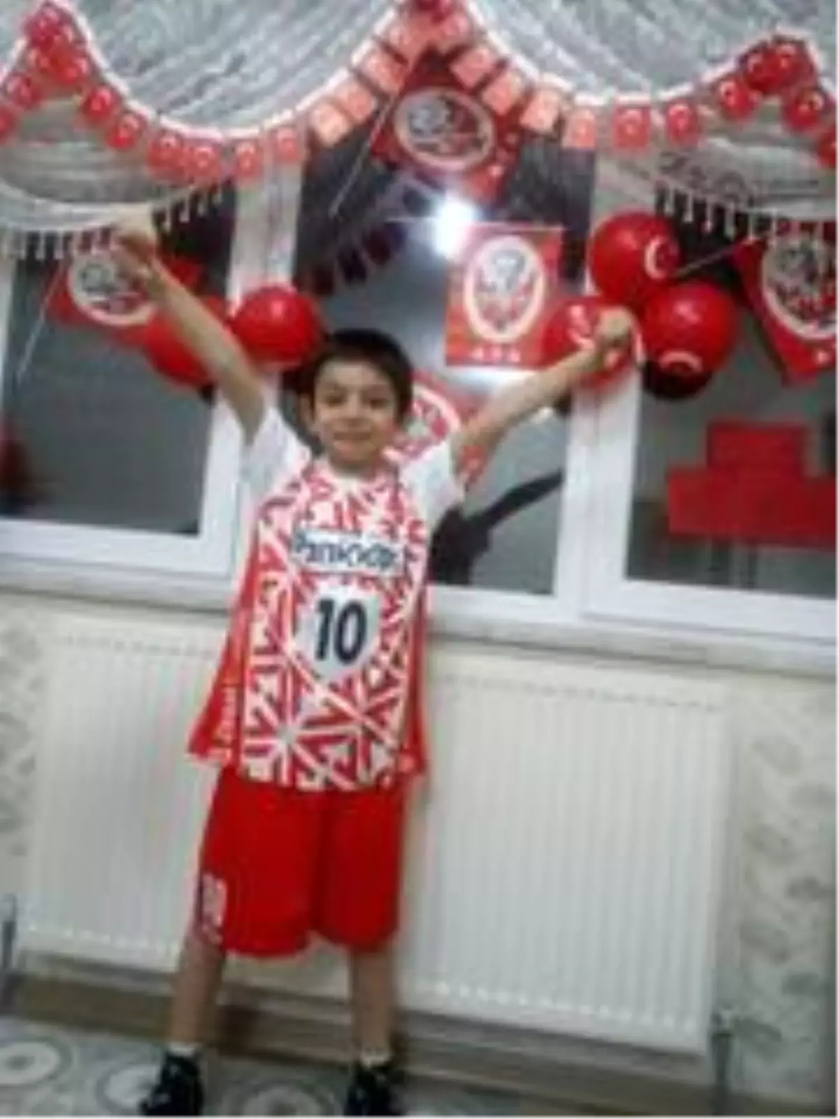 Minik taraflarlar 23 Nisan'ı evlerinde kutladılar