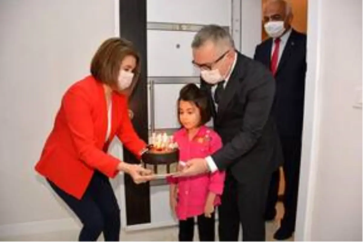 Niğde Valisi Şimşek'ten 23 Nisan'da doğan çocuğa doğum günü sürprizi