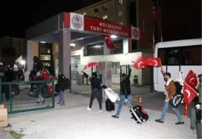 Özbekistan'dan getirilen 289 Türk vatandaşı Kayseri'de İstiklal Marşı ile karşılandı Özbekistan'dan getirilen 289 Türk vatandaşı Kayseri'de İstiklal Marşı ile karşılandı