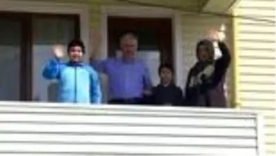Resim yarışmasında birinci olduğunu evinin önünde açılan sürpriz pankartla öğrendi Resim yarışmasında birinci olduğunu evinin önünde açılan sürpriz pankartla öğrendi