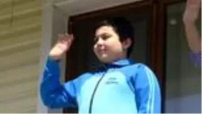 Resim yarışmasında birinci olduğunu evinin önünde açılan sürpriz pankartla öğrendi Resim yarışmasında birinci olduğunu evinin önünde açılan sürpriz pankartla öğrendi