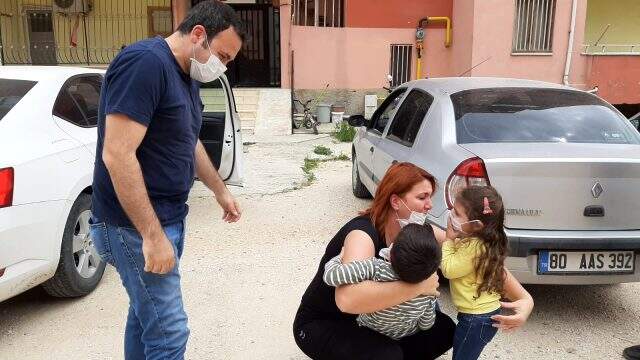 Sağlıkçı anne ve baba, 1 aydır görmedikleri çocuklarına gözyaşlarıyla kavuştu