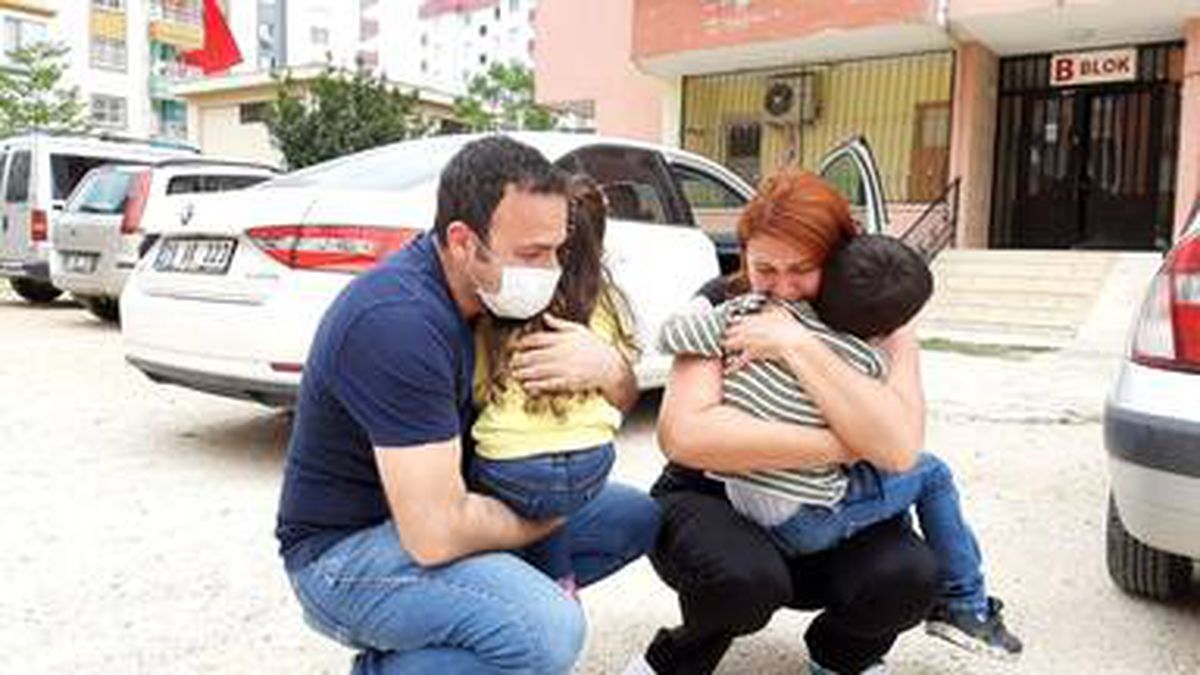 Sağlıkçı anne ve baba, 1 aydır görmedikleri çocuklarına gözyaşlarıyla kavuştu